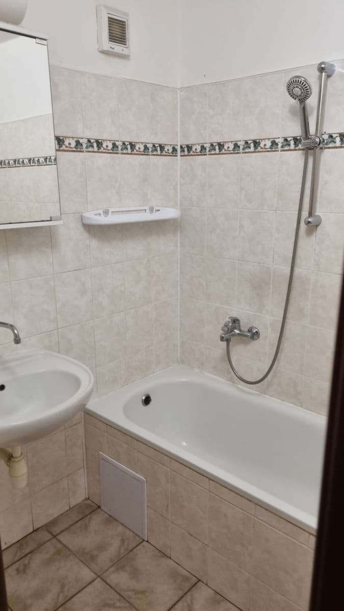 Pronájem bytu 2+1 65 m², Dr. E. Beneše, Bystřice, Středočeský kraj Pronájem bytu 2+1 65 m², Dr. E. Beneše, Bystřice, Středočeský kraj