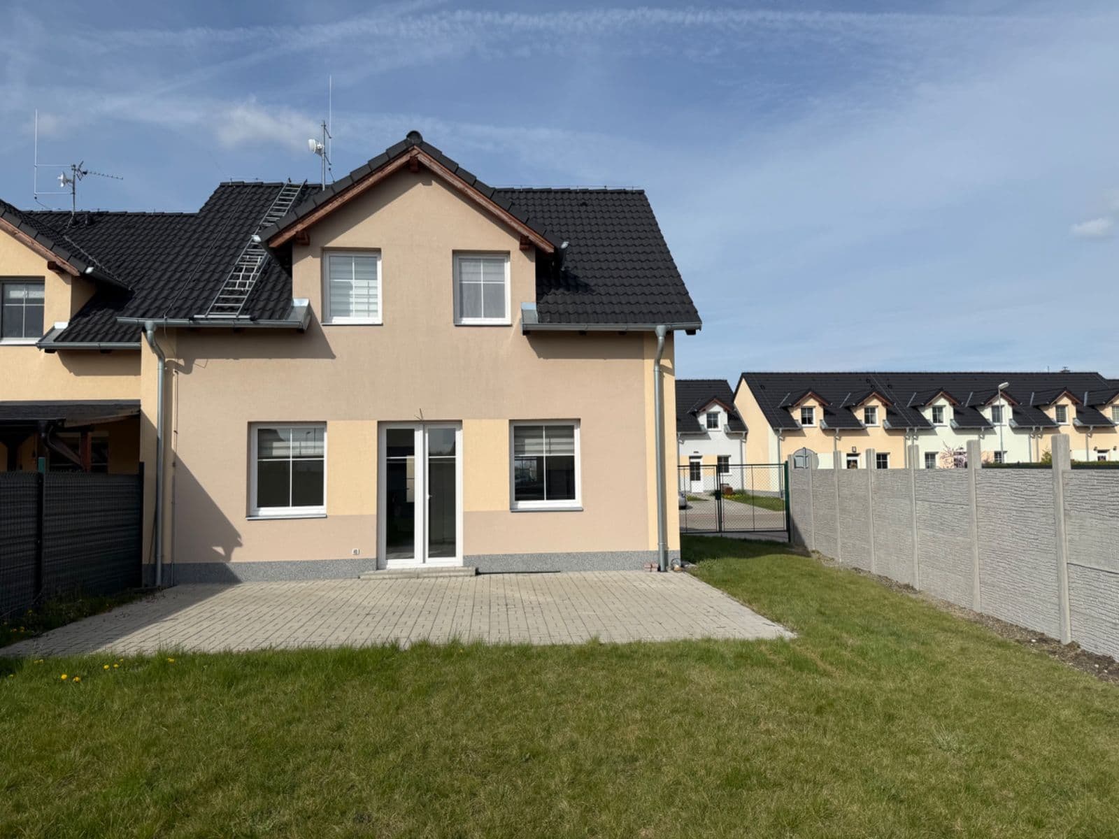 Pronájem domu 130 m², pozemek 305 m², Kozomínská, Postřižín, Středočeský kraj Pronájem domu 130 m², pozemek 305 m², Kozomínská, Postřižín, Středočeský kraj