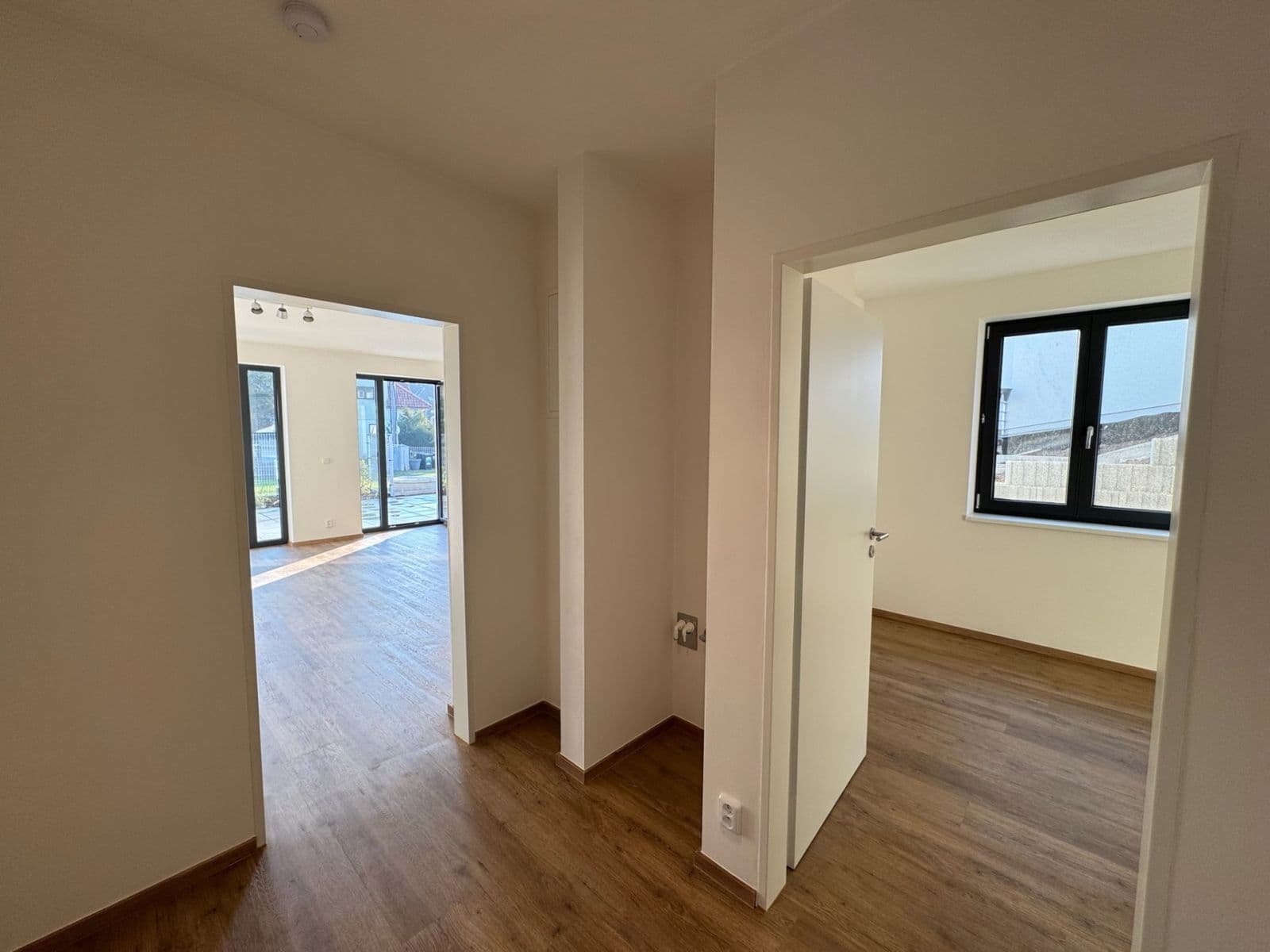 Pronájem bytu 2+kk 50 m², Na Průhonu, Dolní Břežany, Středočeský kraj Pronájem bytu 2+kk 50 m², Na Průhonu, Dolní Břežany, Středočeský kraj