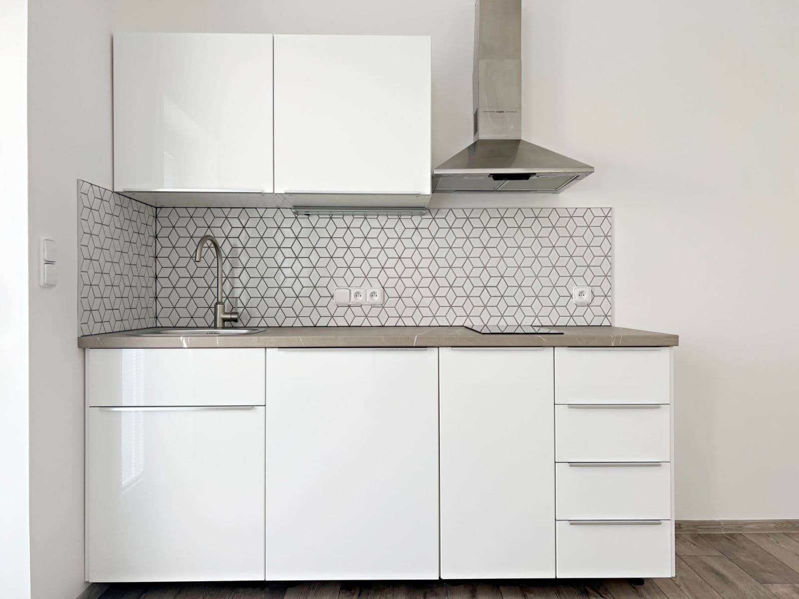 Pronájem bytu 1+kk 38 m², Nad Vápenkami, Kladno, Středočeský kraj Pronájem bytu 1+kk 38 m², Nad Vápenkami, Kladno, Středočeský kraj