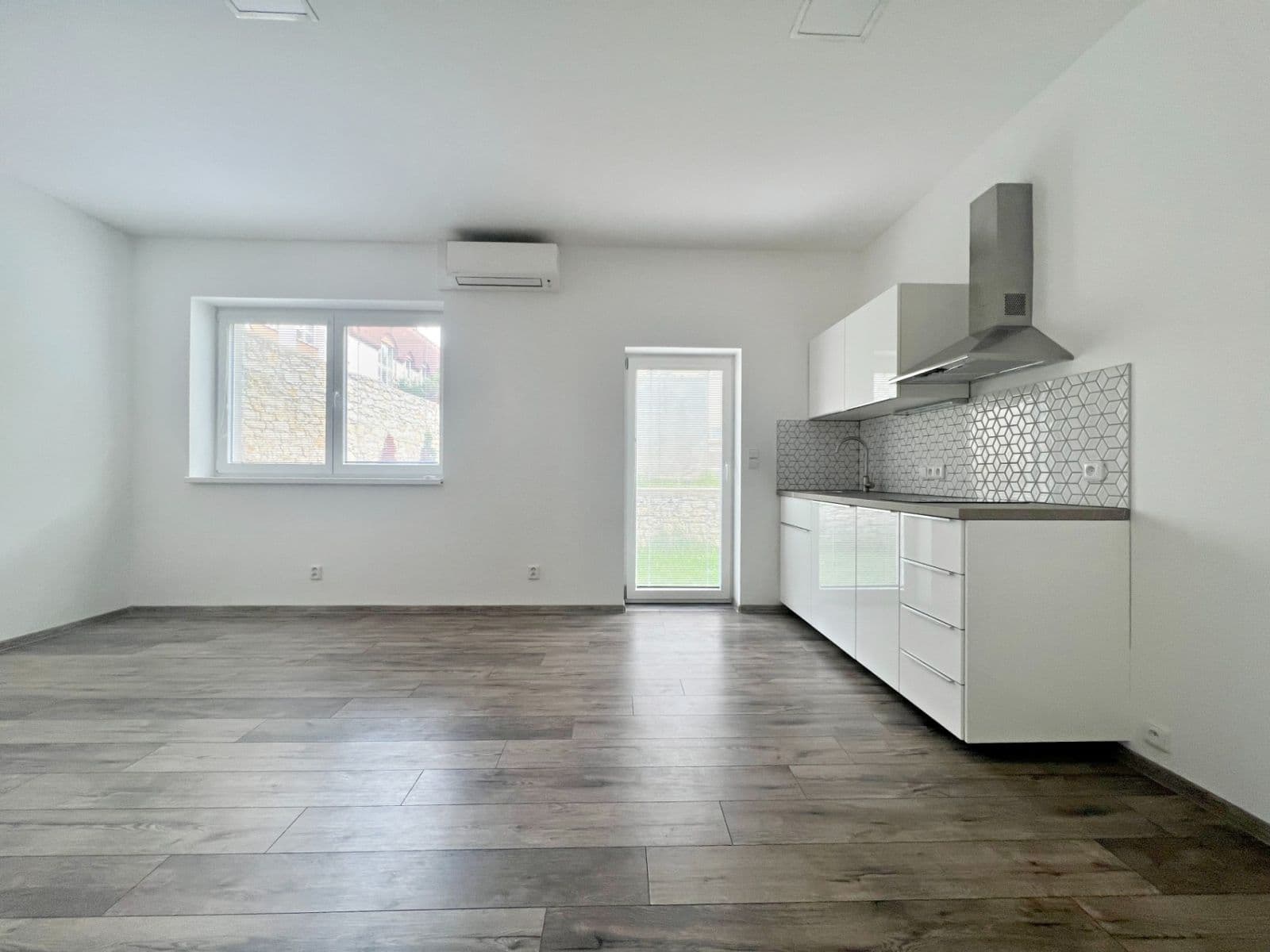 Pronájem bytu 1+kk 38 m², Nad Vápenkami, Kladno, Středočeský kraj Pronájem bytu 1+kk 38 m², Nad Vápenkami, Kladno, Středočeský kraj