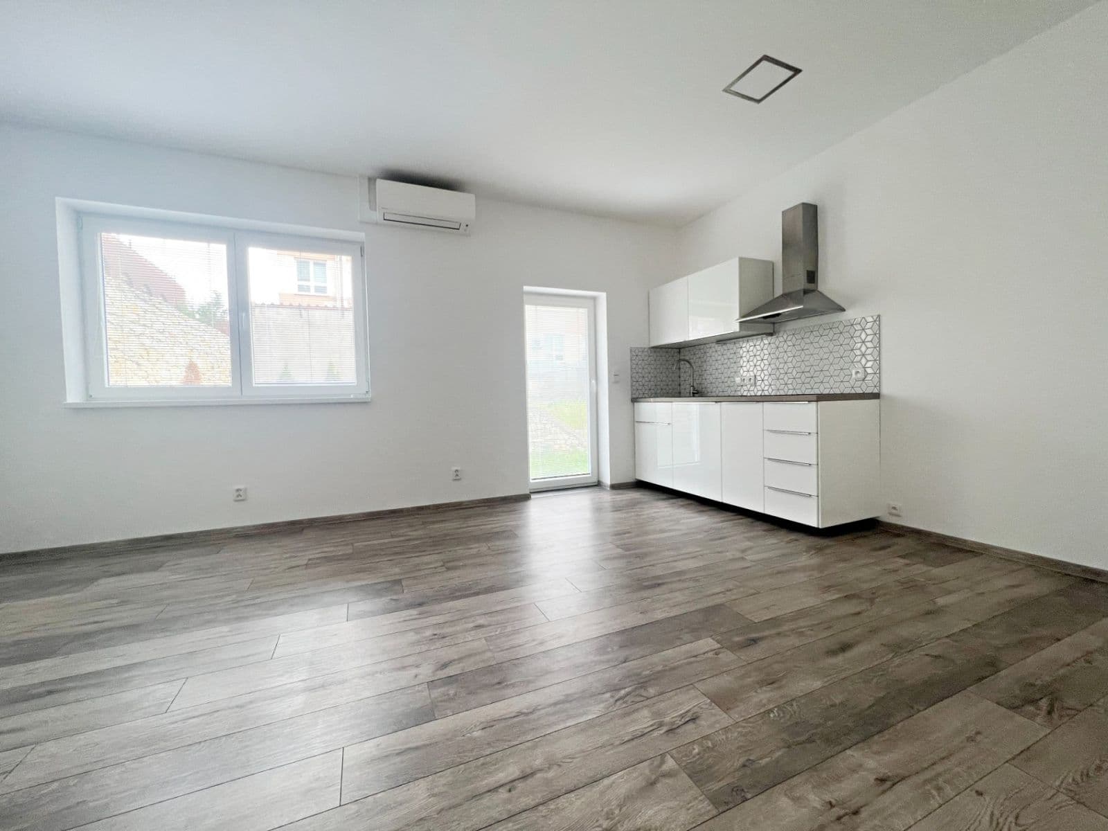 Pronájem bytu 1+kk 38 m², Nad Vápenkami, Kladno, Středočeský kraj Pronájem bytu 1+kk 38 m², Nad Vápenkami, Kladno, Středočeský kraj