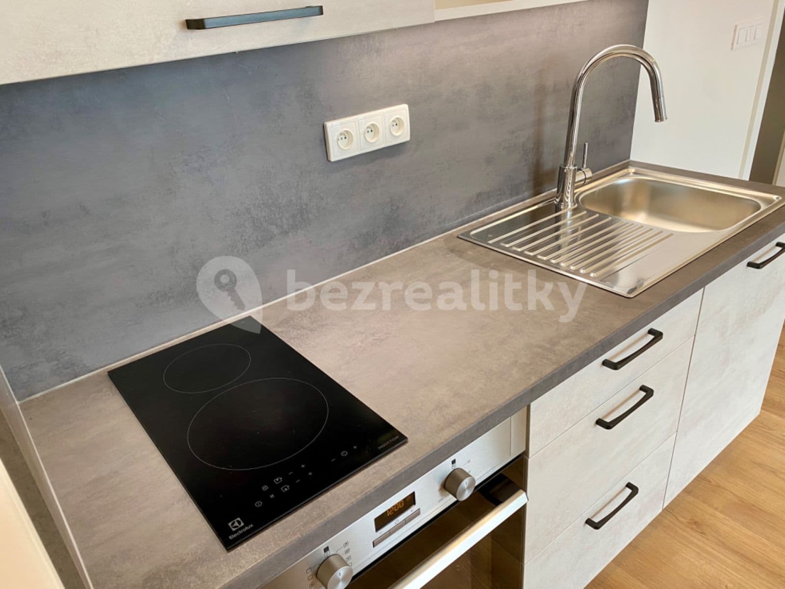 Pronájem bytu 1+kk 30 m², U Židovského hřbitova, Beroun, Středočeský kraj Pronájem bytu 1+kk 30 m², U Židovského hřbitova, Beroun, Středočeský kraj