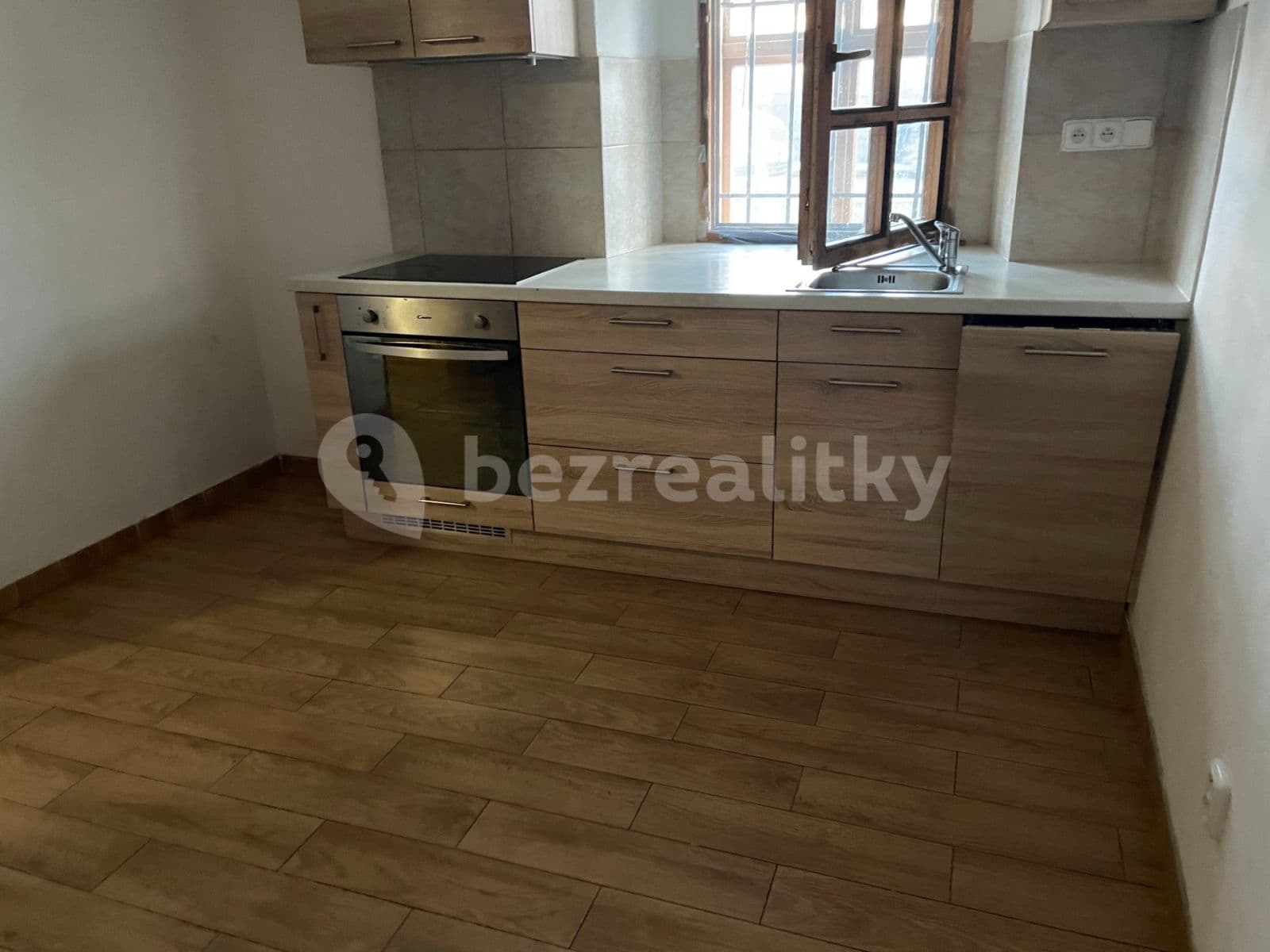 Pronájem bytu 2+kk 50 m², Sušilovo náměstí, Rousínov, Jihomoravský kraj Pronájem bytu 2+kk 50 m², Sušilovo náměstí, Rousínov, Jihomoravský kraj