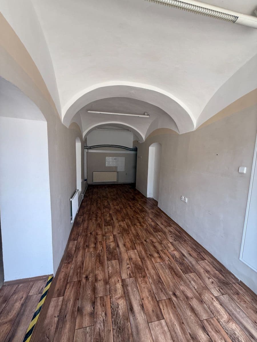 Pronájem nebytového prostoru 37 m², Staré náměstí, Ostrov, Karlovarský kraj Pronájem nebytového prostoru 37 m², Staré náměstí, Ostrov, Karlovarský kraj