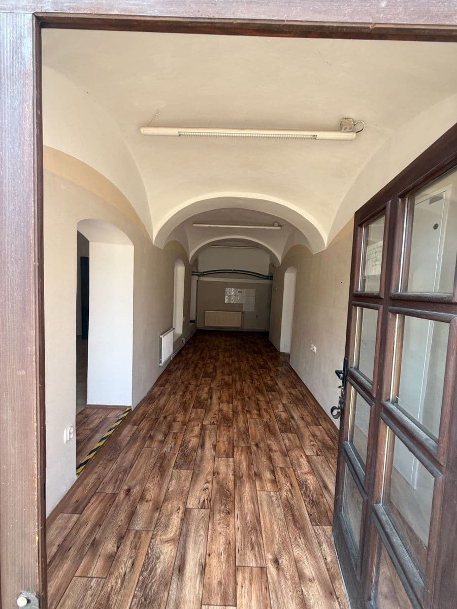 Pronájem nebytového prostoru 37 m², Staré náměstí, Ostrov, Karlovarský kraj Pronájem nebytového prostoru 37 m², Staré náměstí, Ostrov, Karlovarský kraj