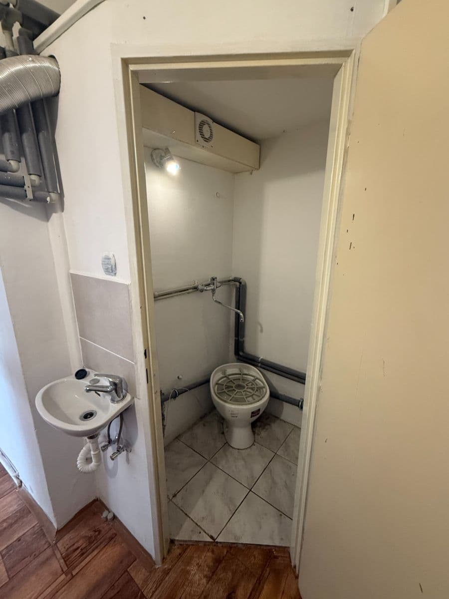 Pronájem nebytového prostoru 37 m², Staré náměstí, Ostrov, Karlovarský kraj Pronájem nebytového prostoru 37 m², Staré náměstí, Ostrov, Karlovarský kraj