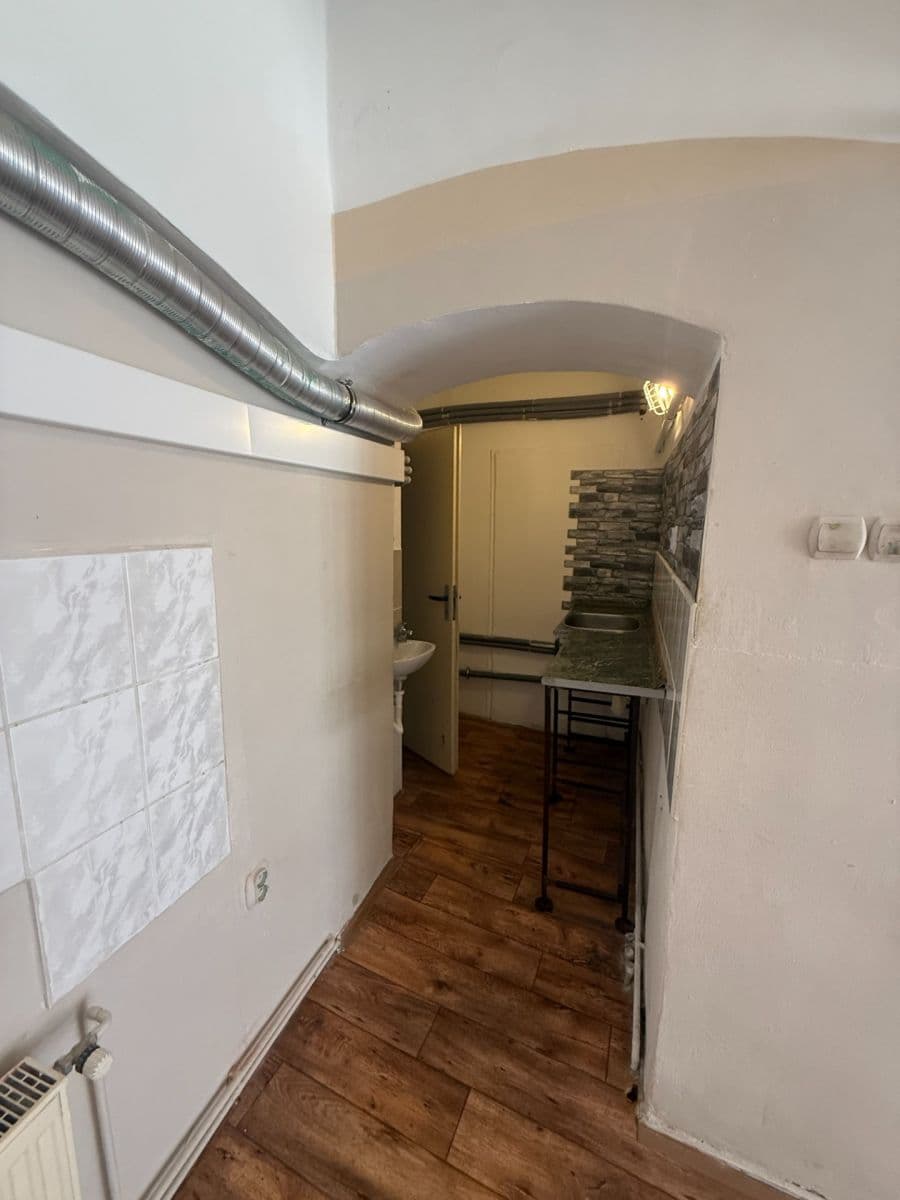 Pronájem nebytového prostoru 37 m², Staré náměstí, Ostrov, Karlovarský kraj Pronájem nebytového prostoru 37 m², Staré náměstí, Ostrov, Karlovarský kraj