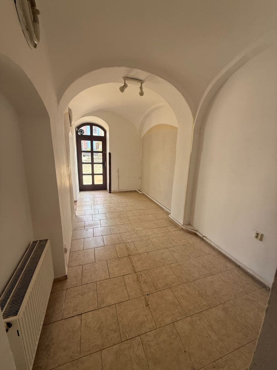 Pronájem nebytového prostoru 37 m², Staré náměstí, Ostrov, Karlovarský kraj Pronájem nebytového prostoru 37 m², Staré náměstí, Ostrov, Karlovarský kraj