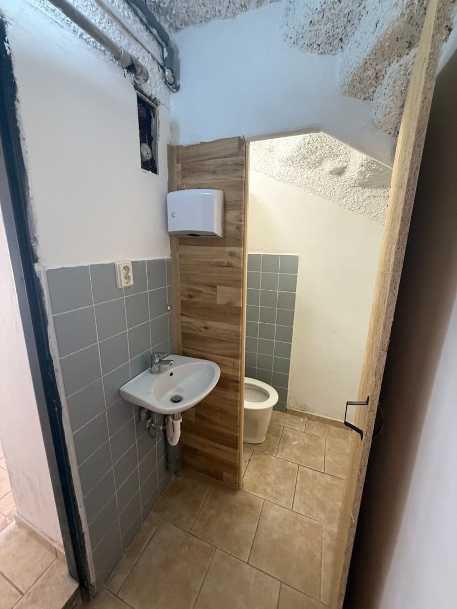 Pronájem nebytového prostoru 37 m², Staré náměstí, Ostrov, Karlovarský kraj Pronájem nebytového prostoru 37 m², Staré náměstí, Ostrov, Karlovarský kraj