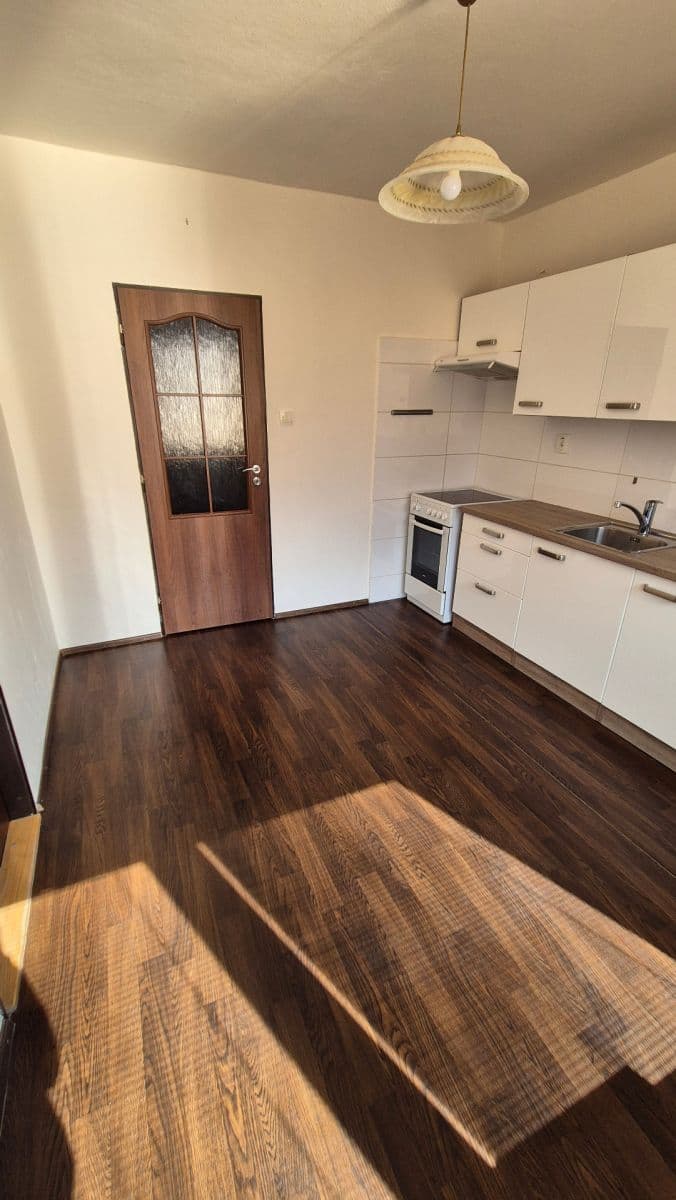 Prodej bytu 3+1 72 m², 9. května, Hrušovany nad Jevišovkou, Jihomoravský kraj Prodej bytu 3+1 72 m², 9. května, Hrušovany nad Jevišovkou, Jihomoravský kraj