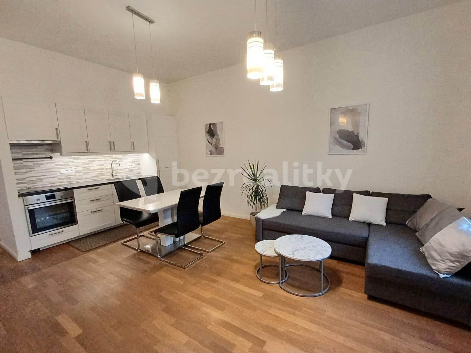 Pronájem bytu 2+kk 50 m², Nitranská, Praha, Praha Pronájem bytu 2+kk 50 m², Nitranská, Praha, Praha