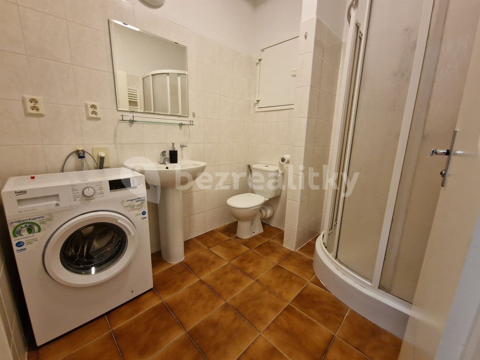 Pronájem bytu 2+kk 55 m², nábřeží Závodu míru, Pardubice, Pardubický kraj Pronájem bytu 2+kk 55 m², nábřeží Závodu míru, Pardubice, Pardubický kraj