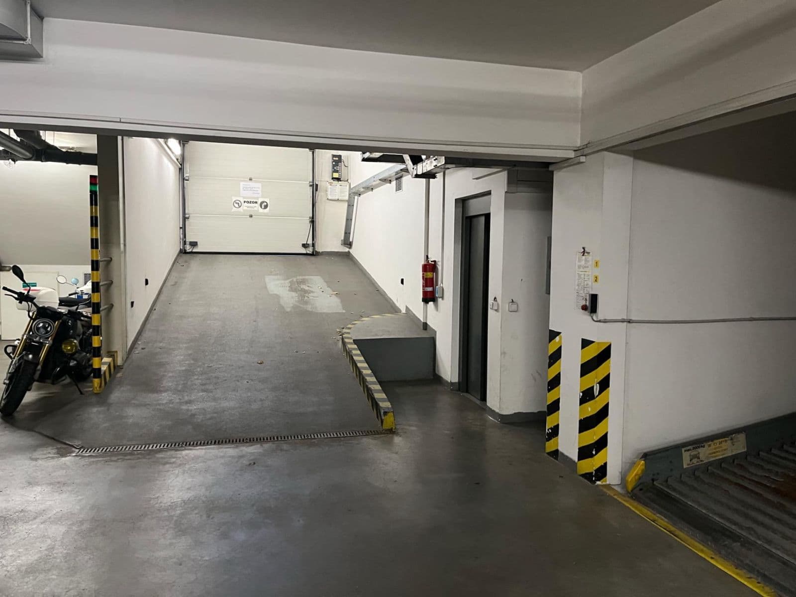 Pronájem garáže 14 m², Kašparovo náměstí, Praha, Praha Pronájem garáže 14 m², Kašparovo náměstí, Praha, Praha