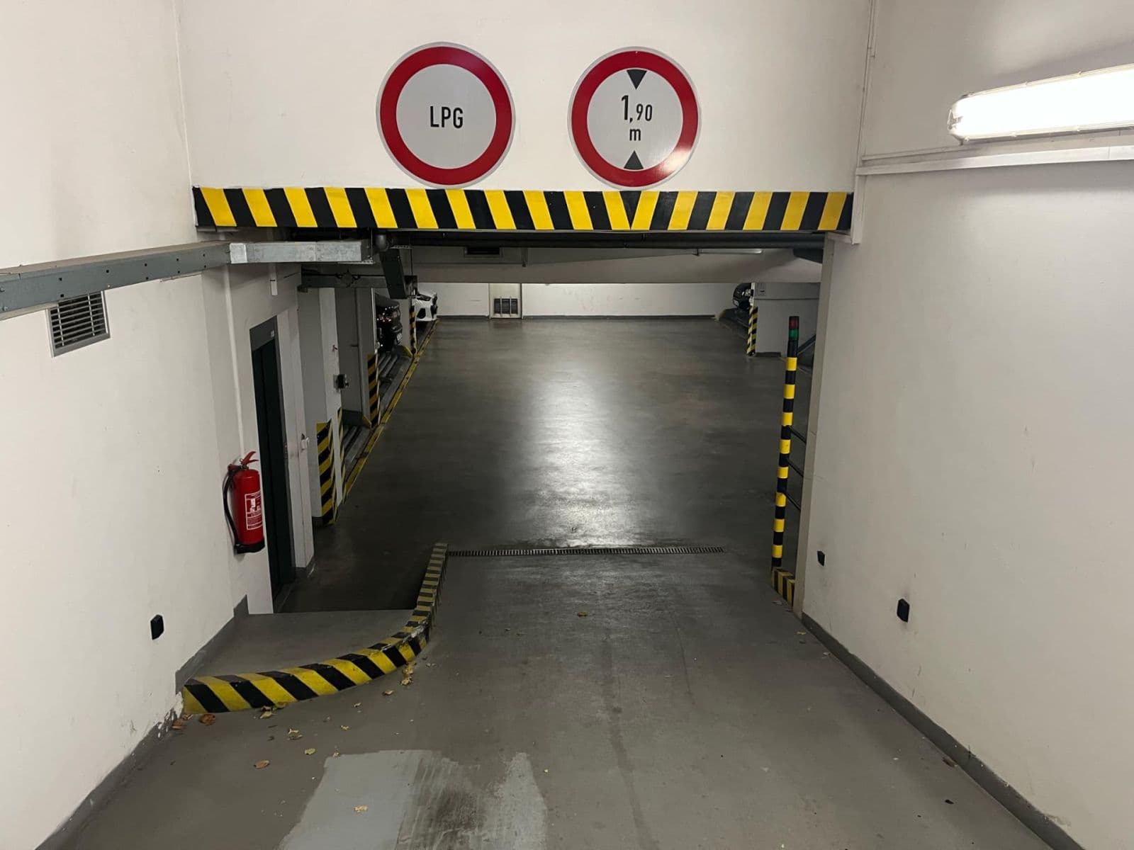 Pronájem garáže 14 m², Kašparovo náměstí, Praha, Praha Pronájem garáže 14 m², Kašparovo náměstí, Praha, Praha