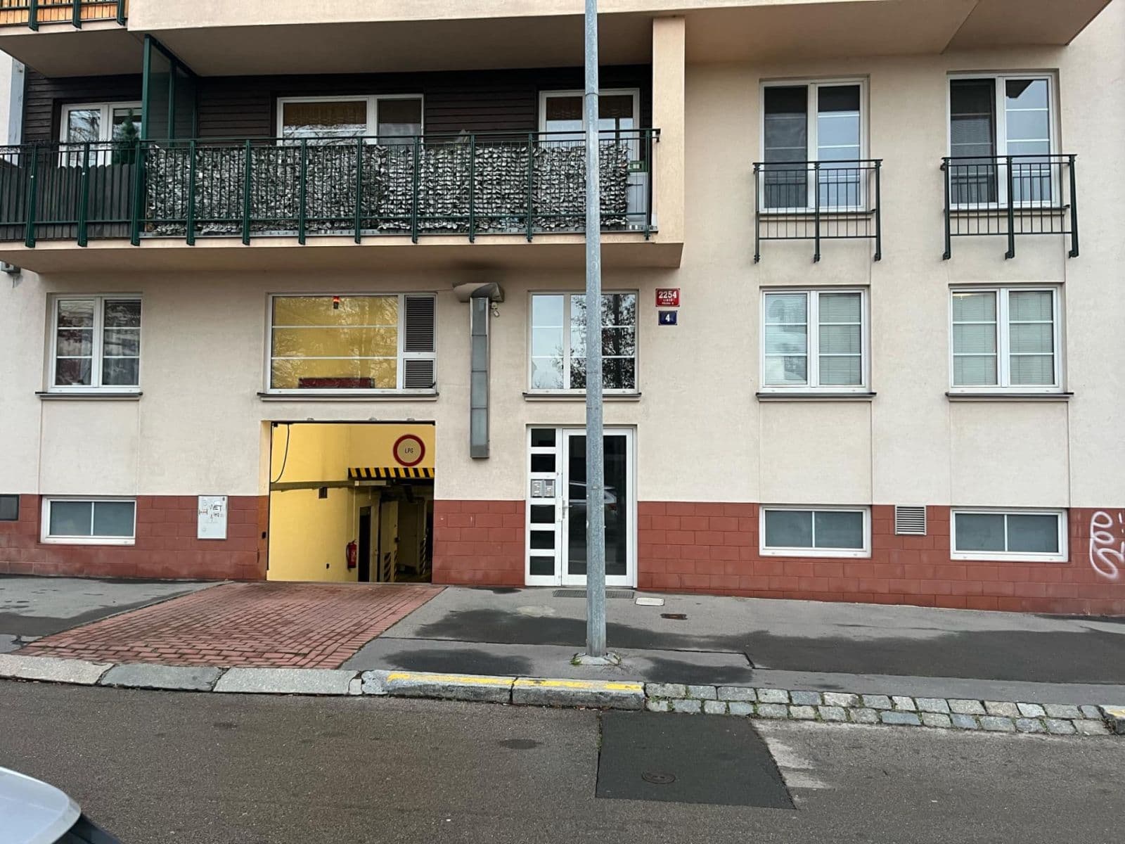 Pronájem garáže 14 m², Kašparovo náměstí, Praha, Praha Pronájem garáže 14 m², Kašparovo náměstí, Praha, Praha