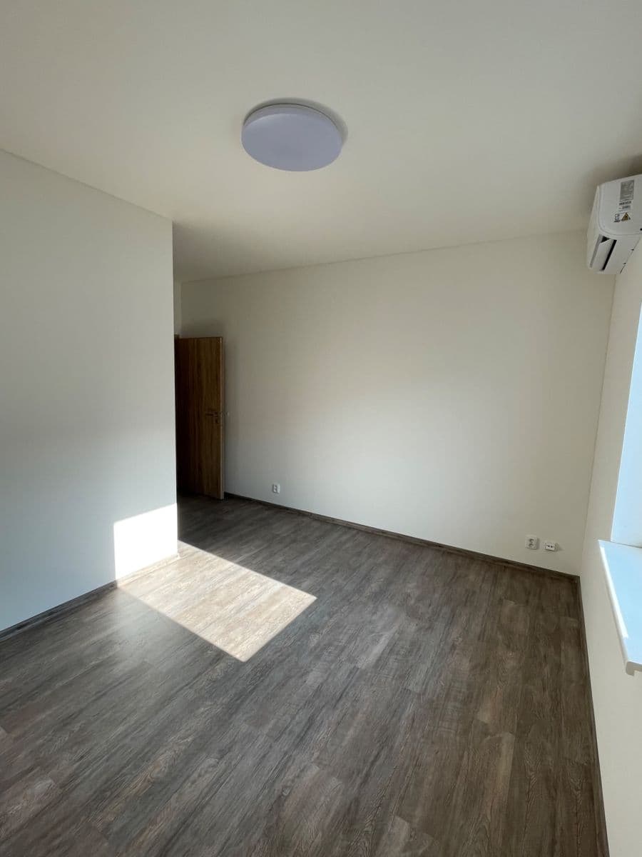 Pronájem bytu 1+kk 30 m², Ptice, Středočeský kraj Pronájem bytu 1+kk 30 m², Ptice, Středočeský kraj