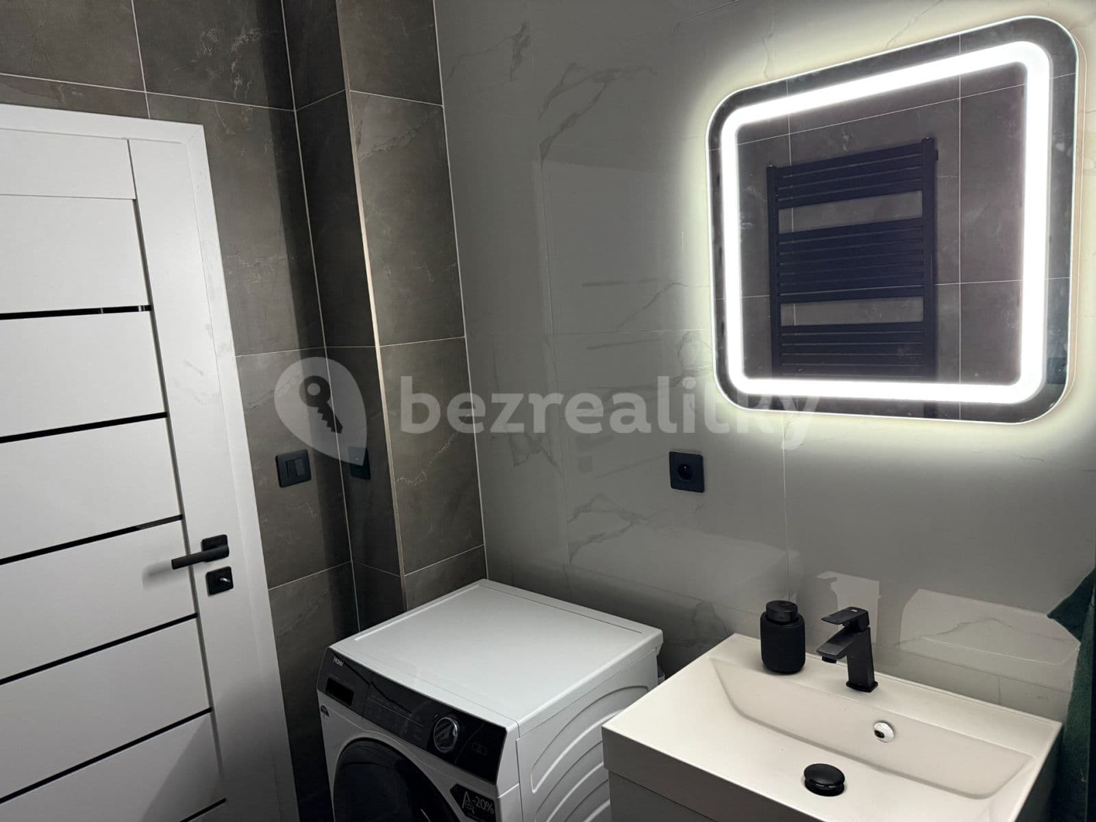 Pronájem bytu 2+1 60 m², Lorencova, Zlín, Zlínský kraj Pronájem bytu 2+1 60 m², Lorencova, Zlín, Zlínský kraj