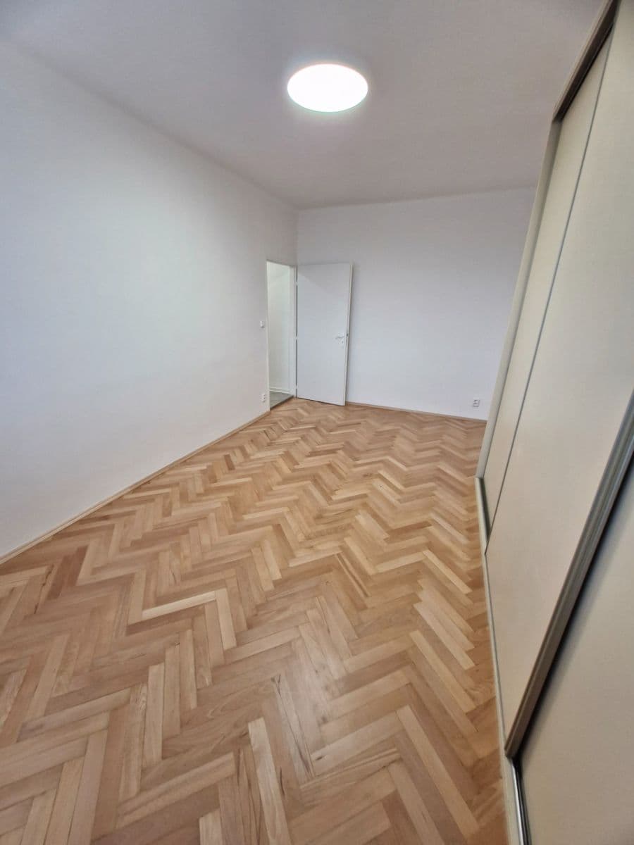 Pronájem bytu 2+1 53 m², Pod Lipami, Praha, Praha Pronájem bytu 2+1 53 m², Pod Lipami, Praha, Praha