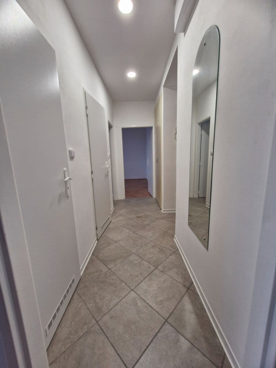 Pronájem bytu 2+1 53 m², Pod Lipami, Praha, Praha Pronájem bytu 2+1 53 m², Pod Lipami, Praha, Praha