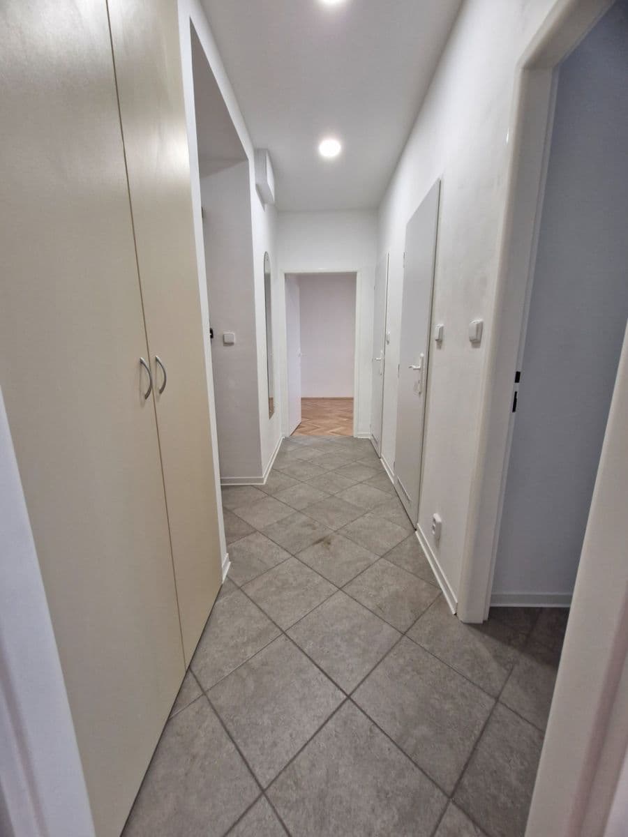 Pronájem bytu 2+1 53 m², Pod Lipami, Praha, Praha Pronájem bytu 2+1 53 m², Pod Lipami, Praha, Praha