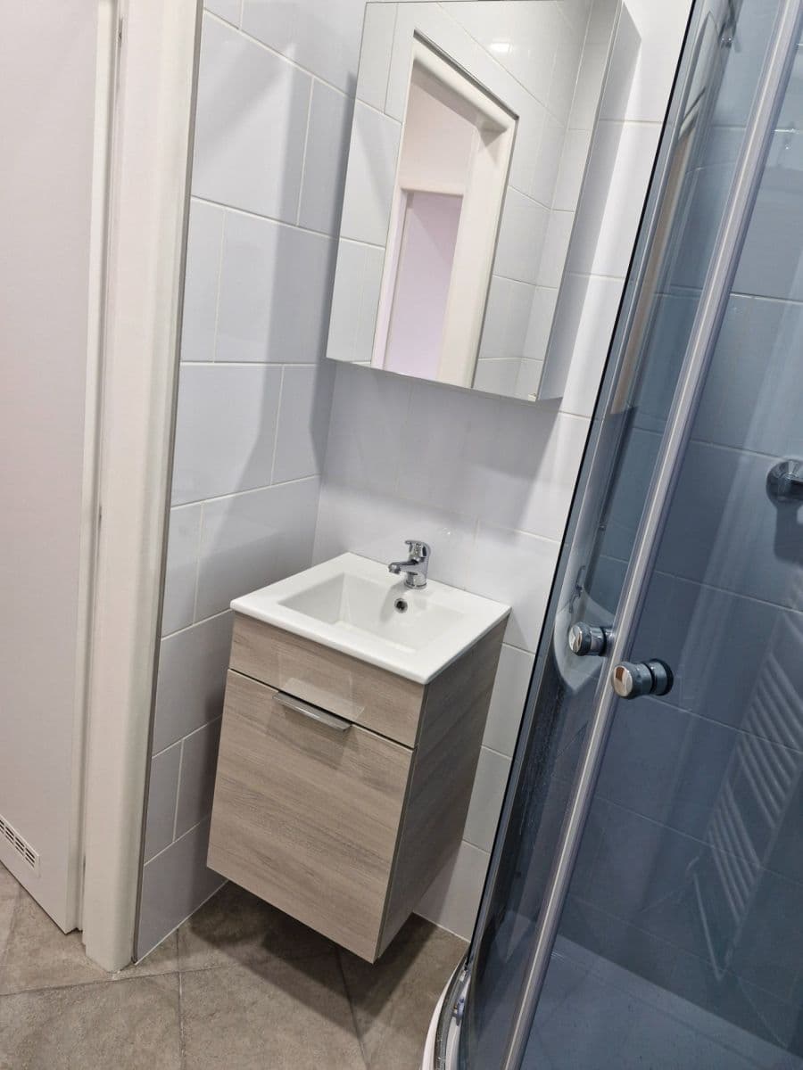 Pronájem bytu 2+1 53 m², Pod Lipami, Praha, Praha Pronájem bytu 2+1 53 m², Pod Lipami, Praha, Praha