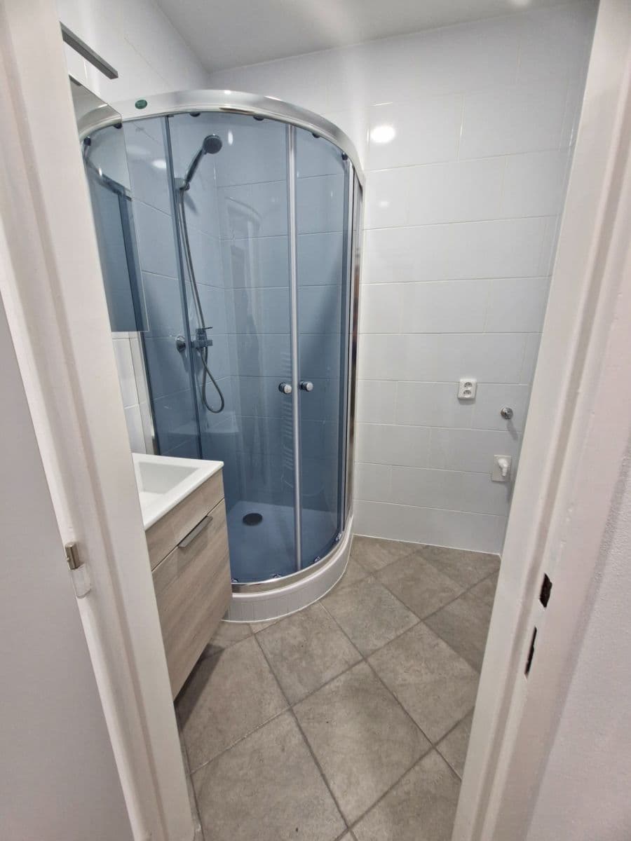 Pronájem bytu 2+1 53 m², Pod Lipami, Praha, Praha Pronájem bytu 2+1 53 m², Pod Lipami, Praha, Praha