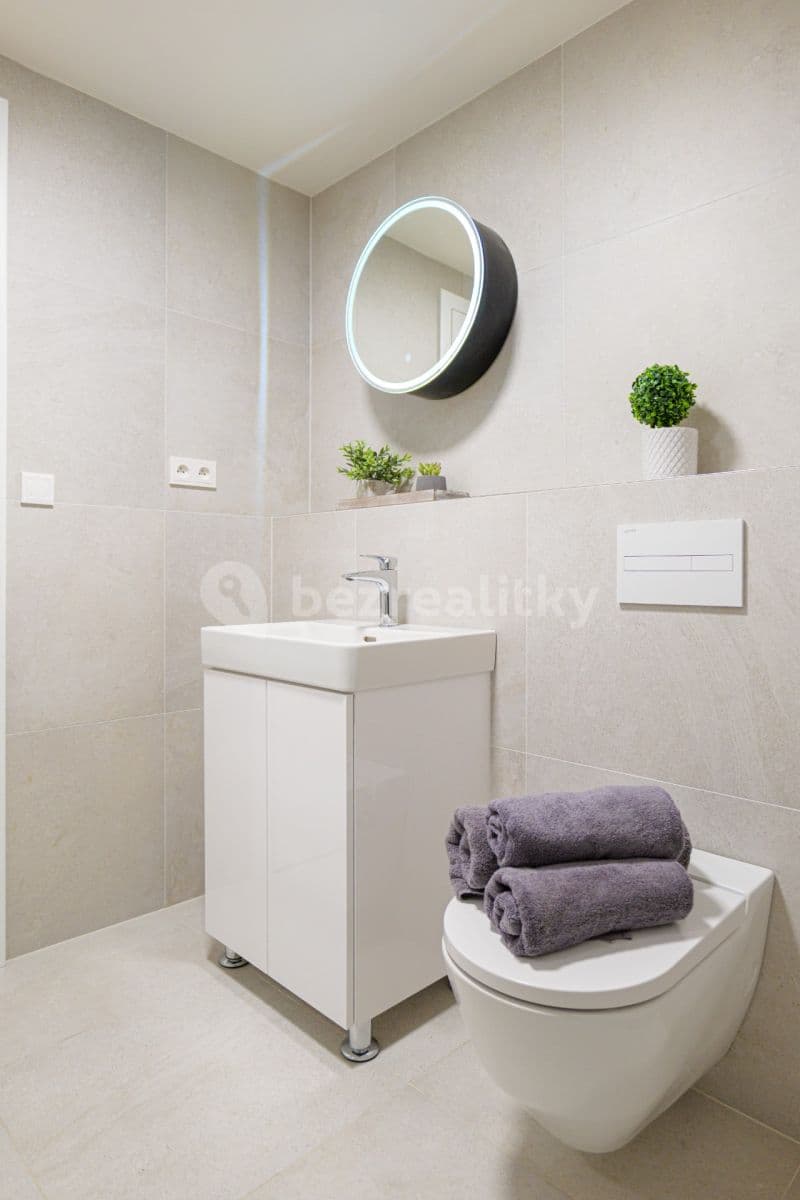 Pronájem bytu 1+kk 34 m², U Lihovaru, Praha, Praha Pronájem bytu 1+kk 34 m², U Lihovaru, Praha, Praha
