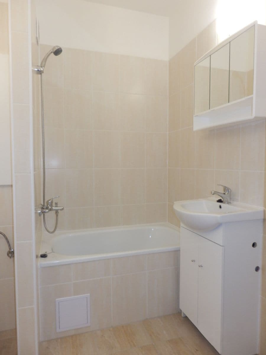 Pronájem bytu 1+1 32 m², Kaplická, Praha, Praha Pronájem bytu 1+1 32 m², Kaplická, Praha, Praha
