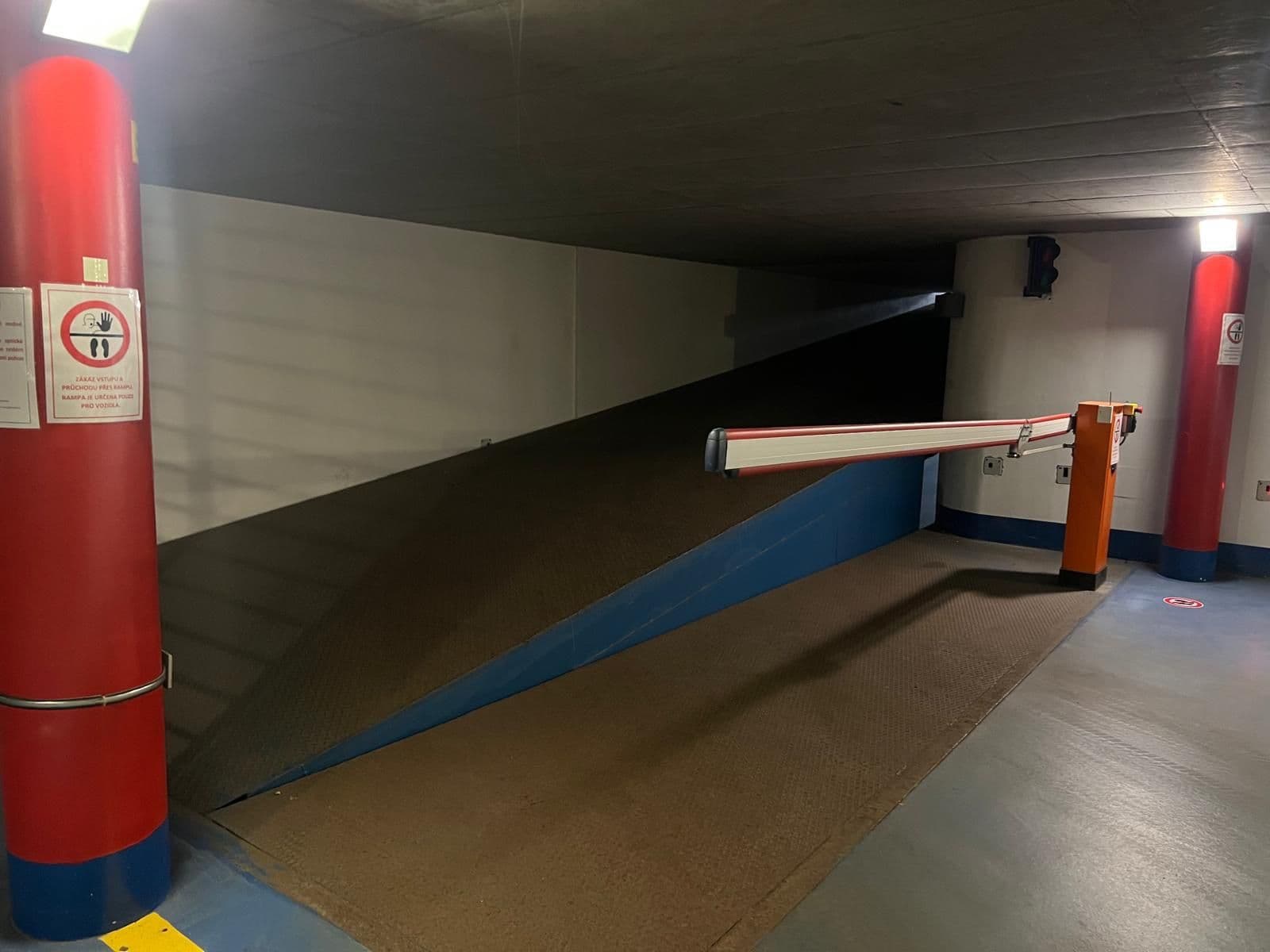 Pronájem garáže 12 m², Kamenická, Praha, Praha Pronájem garáže 12 m², Kamenická, Praha, Praha