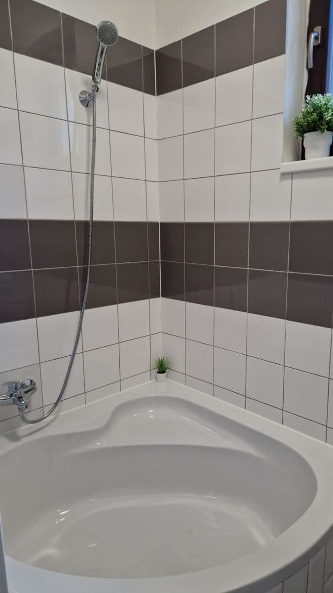 Pronájem bytu 1+kk 31 m², Husovo náměstí, Hostivice, Středočeský kraj Pronájem bytu 1+kk 31 m², Husovo náměstí, Hostivice, Středočeský kraj