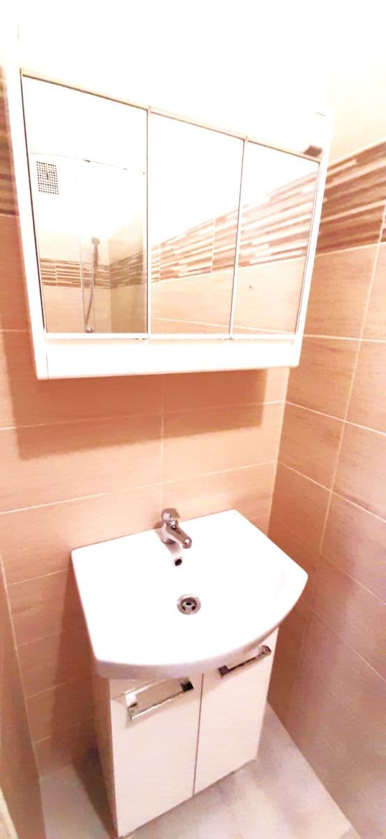 Pronájem bytu 2+kk 48 m², náměstí Dr. Václava Holého, Praha, Praha Pronájem bytu 2+kk 48 m², náměstí Dr. Václava Holého, Praha, Praha