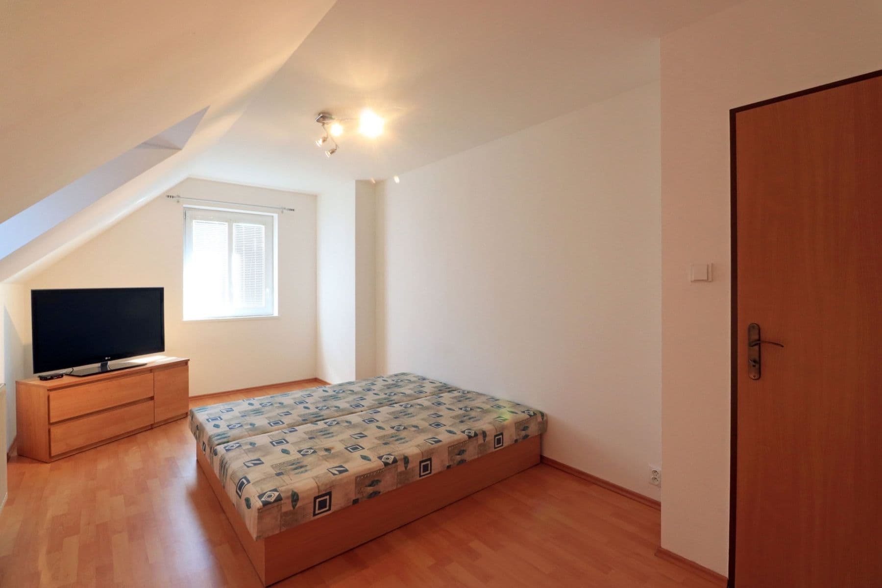 Pronájem domu 140 m², pozemek 335 m², V padolině, Praha, Praha Pronájem domu 140 m², pozemek 335 m², V padolině, Praha, Praha