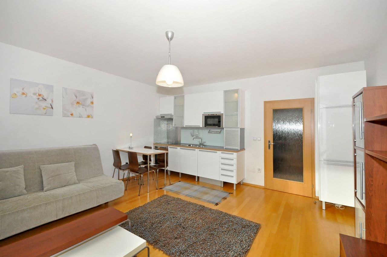 Pronájem bytu 1+kk 38 m², Názovská, Praha, Praha Pronájem bytu 1+kk 38 m², Názovská, Praha, Praha