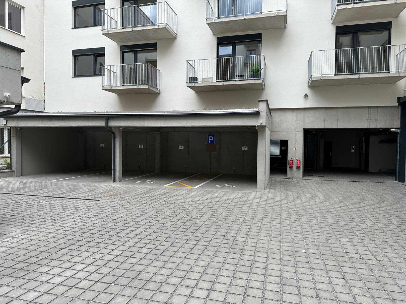 Pronájem garáže 15 m², Křenová, Brno, Jihomoravský kraj Pronájem garáže 15 m², Křenová, Brno, Jihomoravský kraj