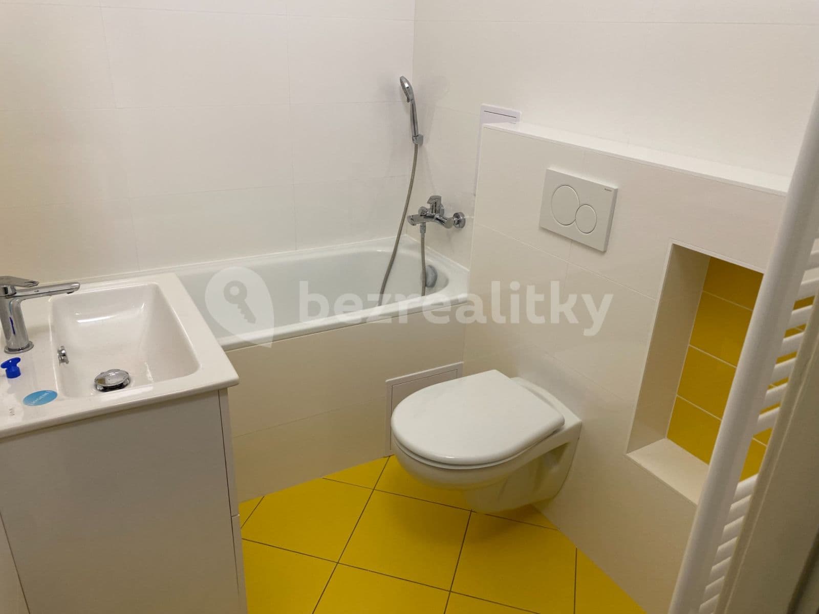 Pronájem bytu 1+kk 32 m², U Pernštejnských, Praha, Praha Pronájem bytu 1+kk 32 m², U Pernštejnských, Praha, Praha