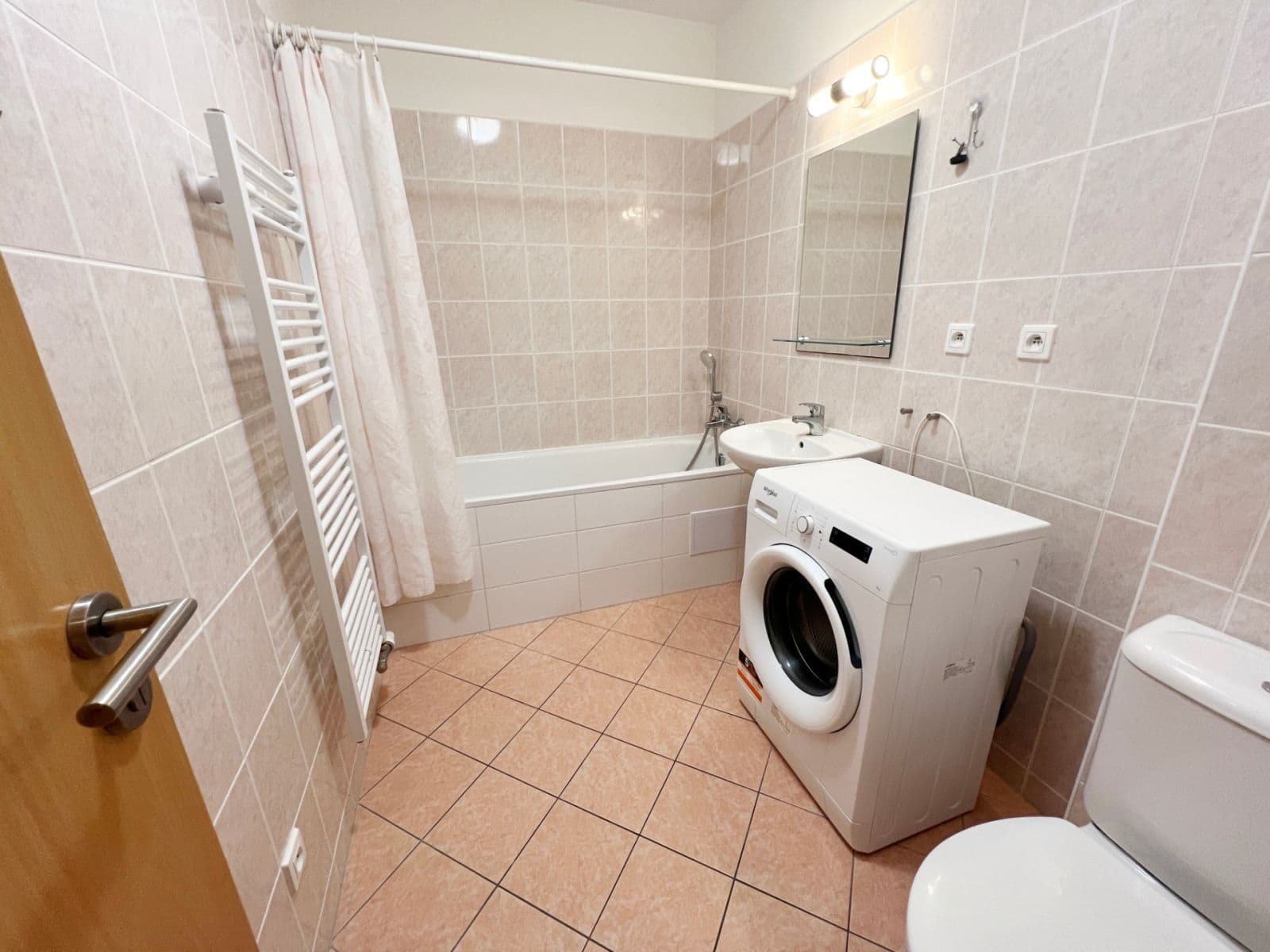 Pronájem bytu 1+kk 37 m², Boloňská, Praha, Praha Pronájem bytu 1+kk 37 m², Boloňská, Praha, Praha