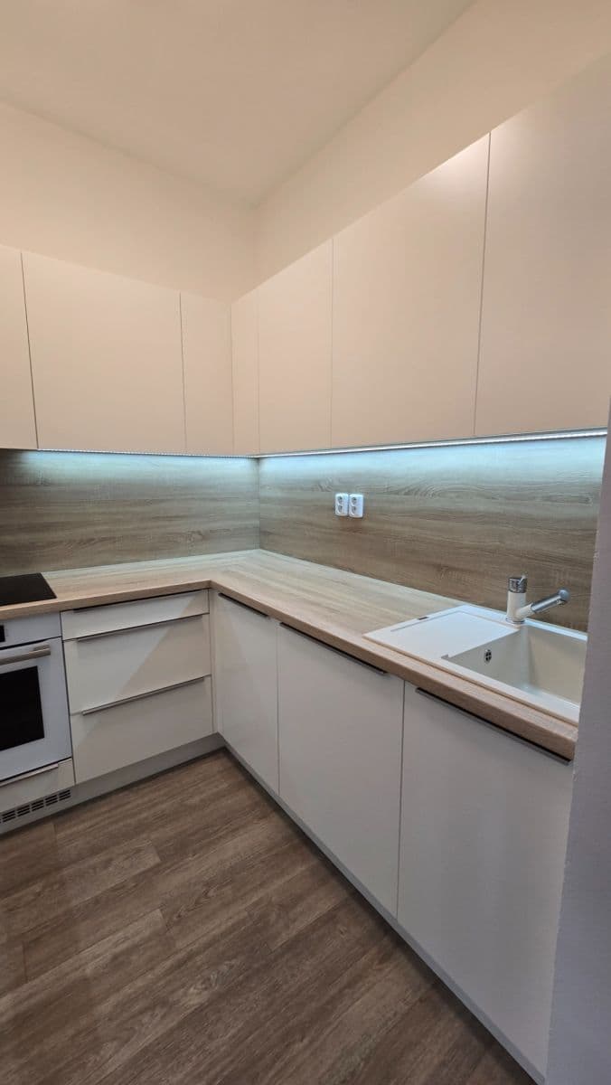 Pronájem bytu 2+1 54 m², Bulharská, Praha, Praha Pronájem bytu 2+1 54 m², Bulharská, Praha, Praha