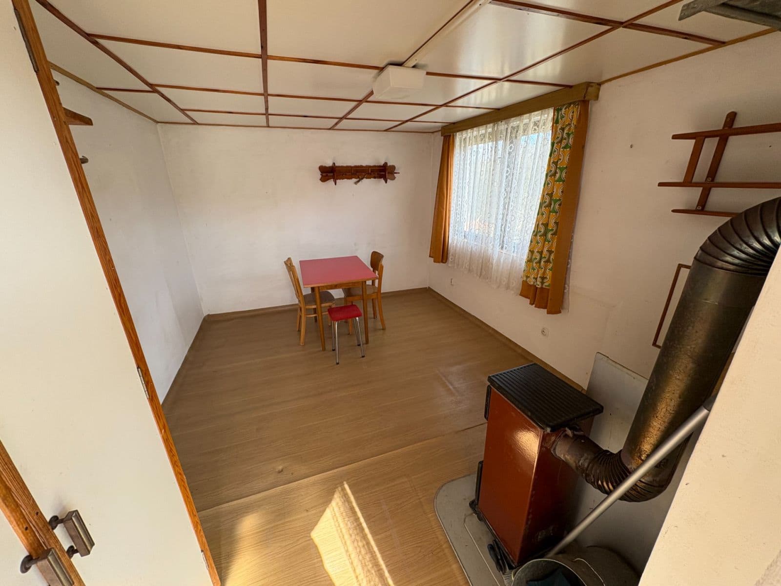 Prodej chaty, chalupy 16 m², pozemek 424 m², Višňovka, Beroun, Středočeský kraj Prodej chaty, chalupy 16 m², pozemek 424 m², Višňovka, Beroun, Středočeský kraj