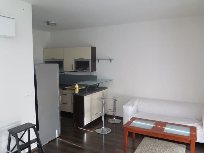 Pronájem bytu 1+kk 36 m², Lomená, Zbuzany, Středočeský kraj Pronájem bytu 1+kk 36 m², Lomená, Zbuzany, Středočeský kraj