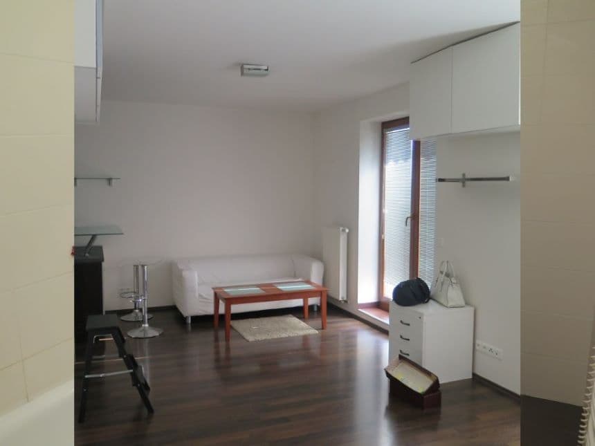 Pronájem bytu 1+kk 36 m², Lomená, Zbuzany, Středočeský kraj Pronájem bytu 1+kk 36 m², Lomená, Zbuzany, Středočeský kraj