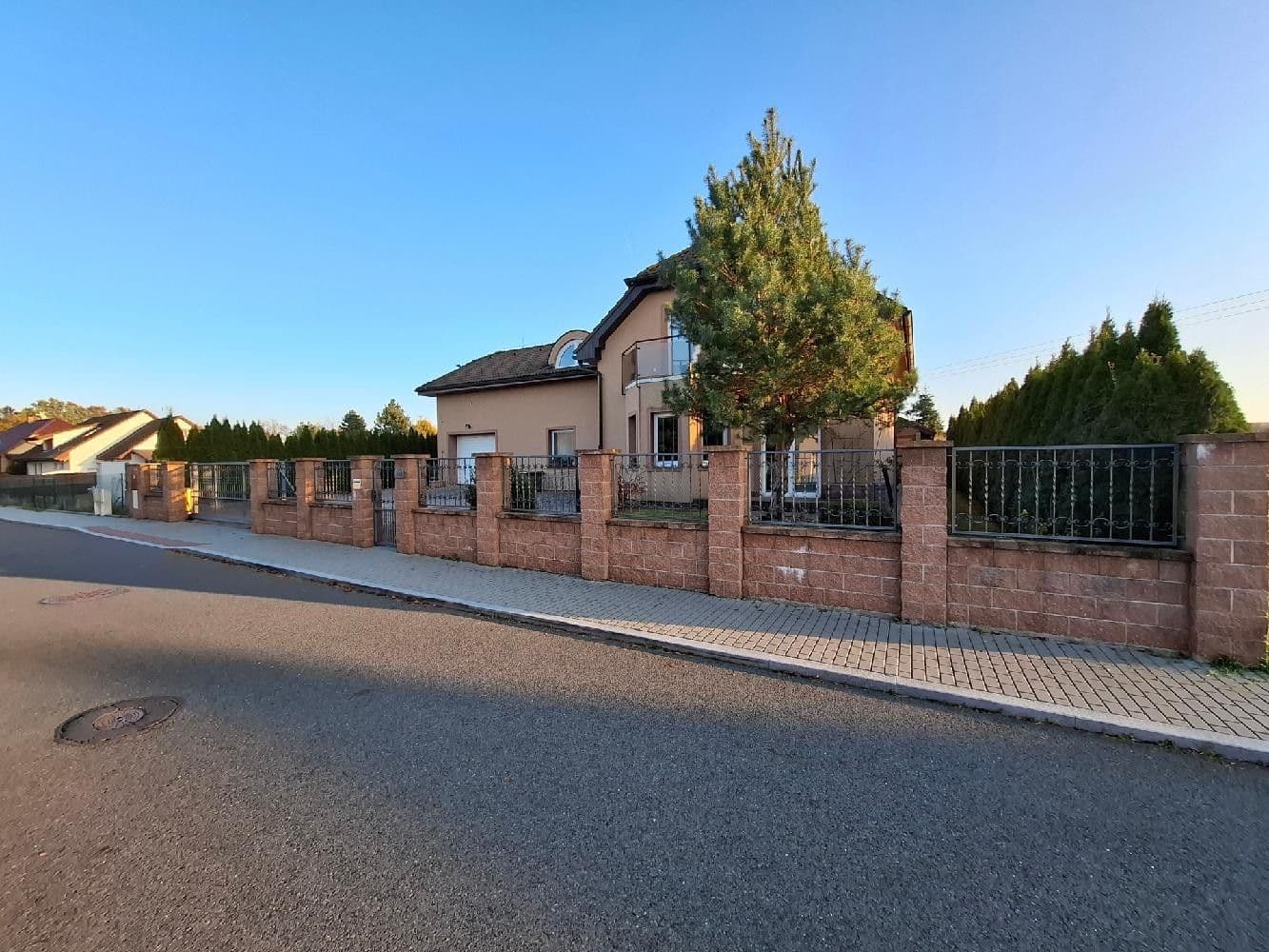 Prodej domu 290 m², pozemek 979 m², Modletice, Středočeský kraj Prodej domu 290 m², pozemek 979 m², Modletice, Středočeský kraj