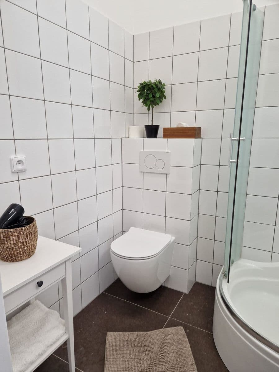 Pronájem bytu 1+kk 29 m², Husovo náměstí, Hostivice, Středočeský kraj Pronájem bytu 1+kk 29 m², Husovo náměstí, Hostivice, Středočeský kraj