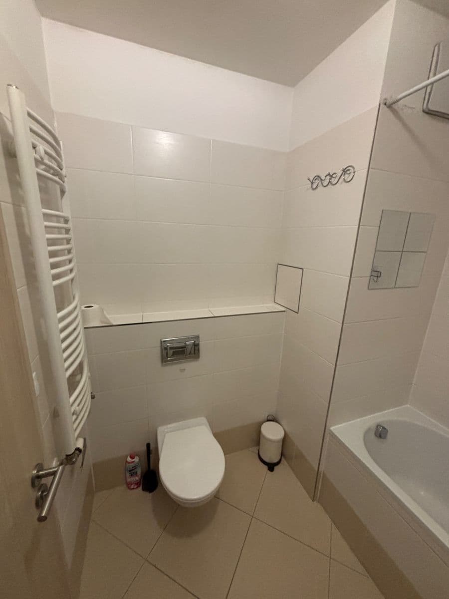 Pronájem bytu 1+kk 37 m², Hlučkova, Praha, Praha Pronájem bytu 1+kk 37 m², Hlučkova, Praha, Praha