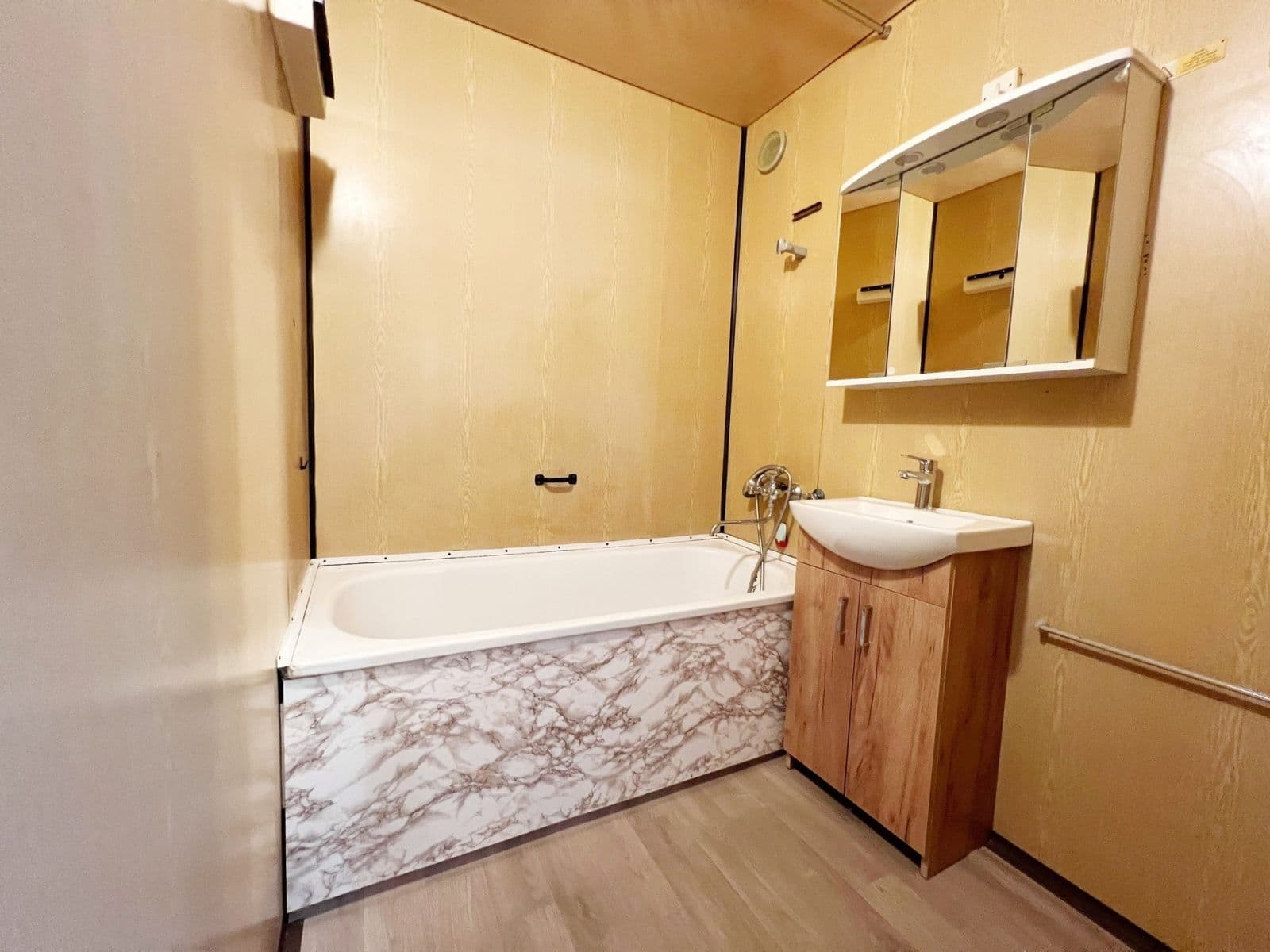 Pronájem bytu 3+1 70 m², Nad Stadionem, Králův Dvůr, Středočeský kraj Pronájem bytu 3+1 70 m², Nad Stadionem, Králův Dvůr, Středočeský kraj