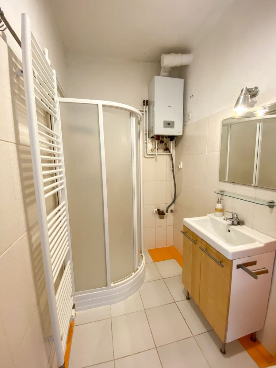 Pronájem bytu 1+kk 30 m², Železničního pluku, Pardubice, Pardubický kraj Pronájem bytu 1+kk 30 m², Železničního pluku, Pardubice, Pardubický kraj