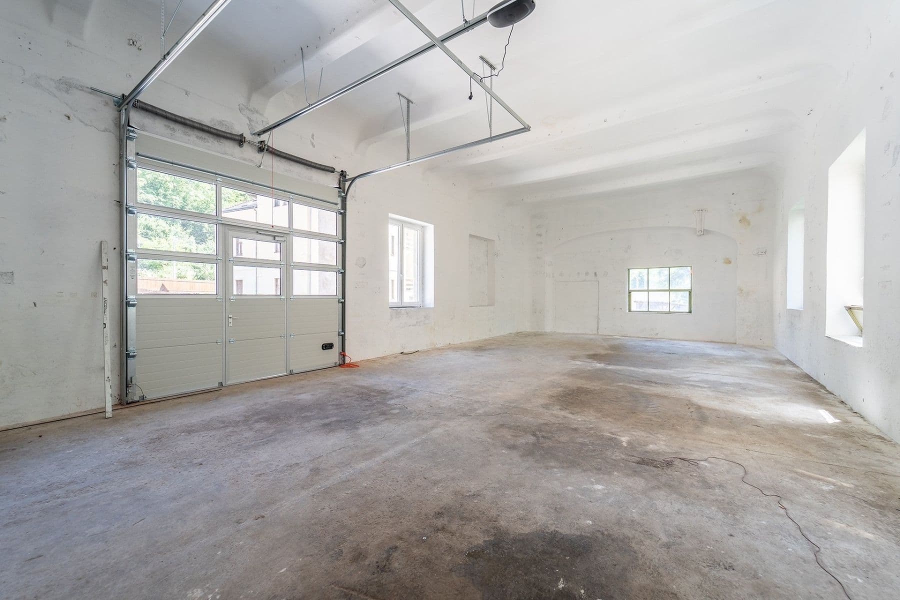 Pronájem nebytového prostoru 700 m², Jílové u Prahy, Středočeský kraj Pronájem nebytového prostoru 700 m², Jílové u Prahy, Středočeský kraj