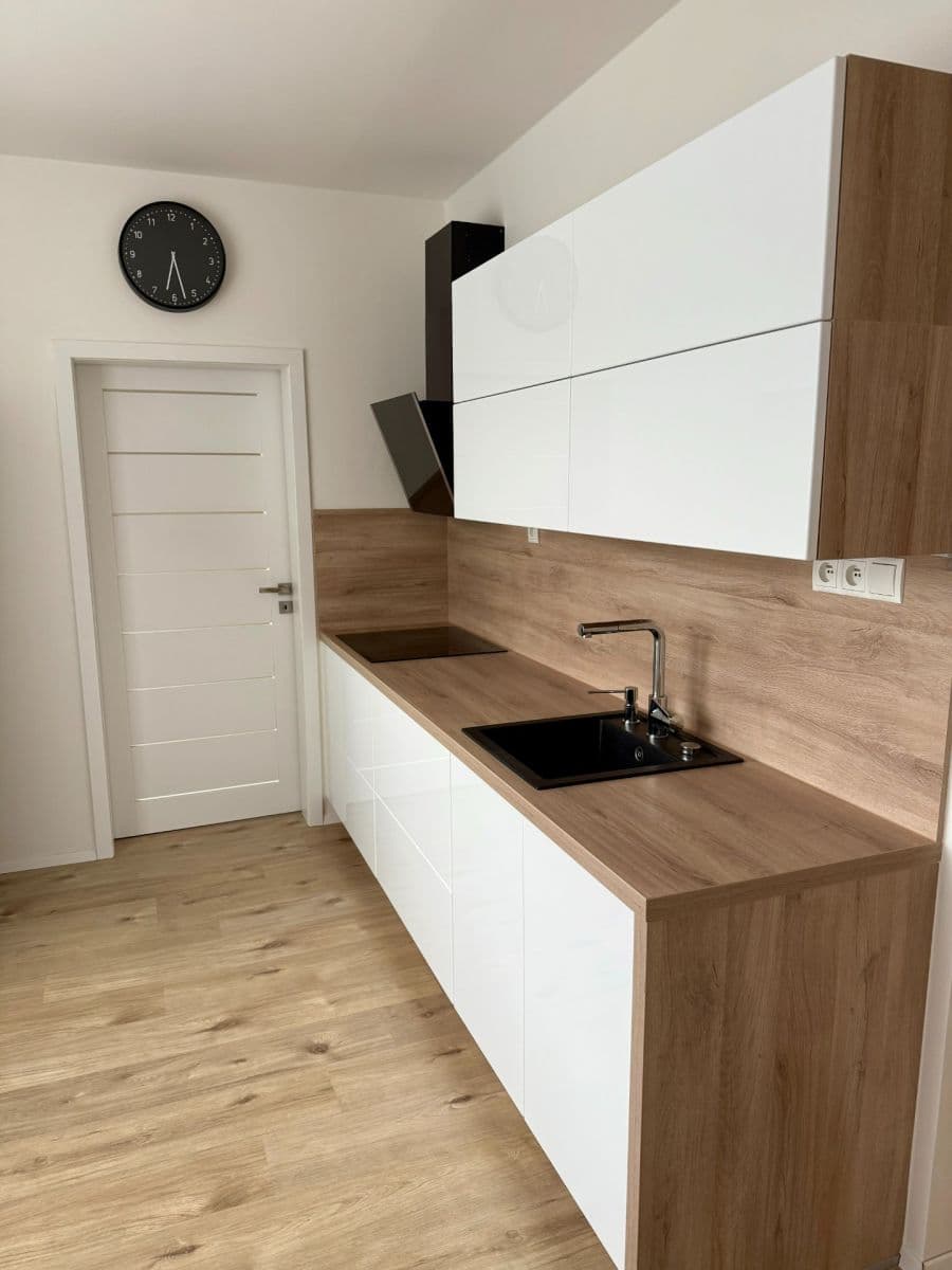 Pronájem bytu 4+1 84 m², Bzenecká, Plzeň, Plzeňský kraj Pronájem bytu 4+1 84 m², Bzenecká, Plzeň, Plzeňský kraj