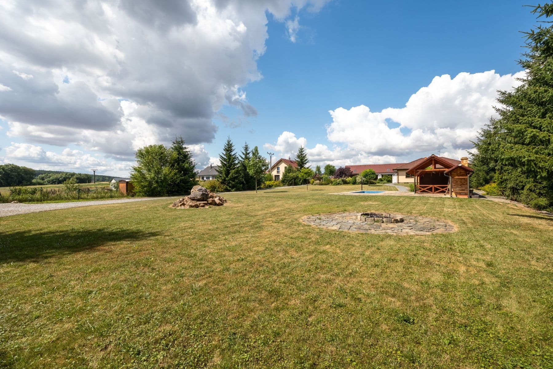 Prodej domu 122 m², pozemek 3.901 m², U brůdku, Lužná, Středočeský kraj Prodej domu 122 m², pozemek 3.901 m², U brůdku, Lužná, Středočeský kraj