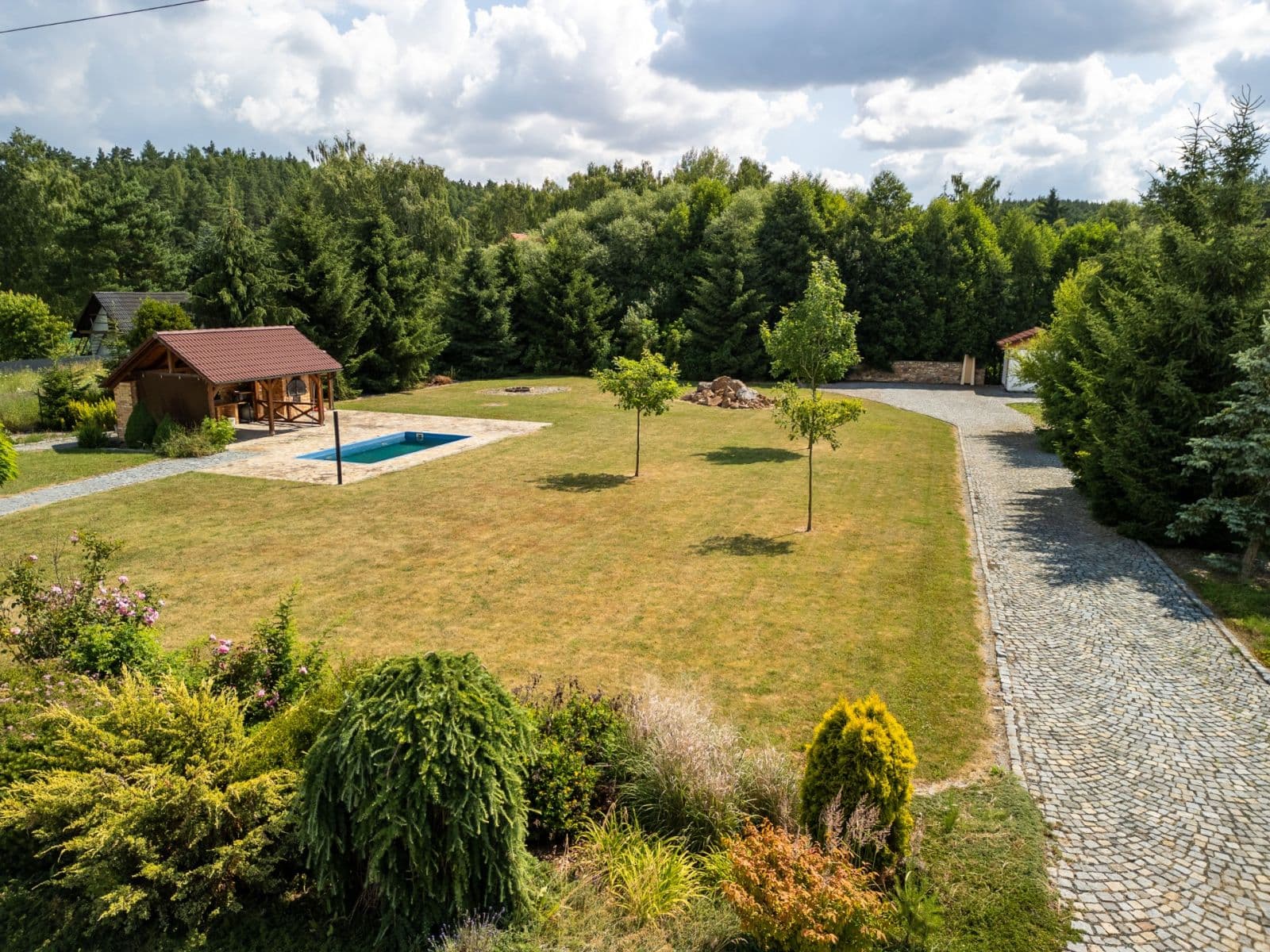 Prodej domu 122 m², pozemek 3.901 m², U brůdku, Lužná, Středočeský kraj Prodej domu 122 m², pozemek 3.901 m², U brůdku, Lužná, Středočeský kraj